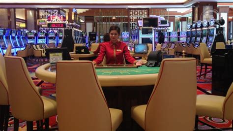 casino dealer salary in solaire